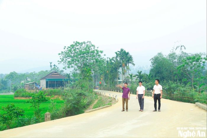 Những con đường nông thôn mới rộng rãi khang trang ở bản Na Cày, xã Tiền Phong. Ảnh: GH