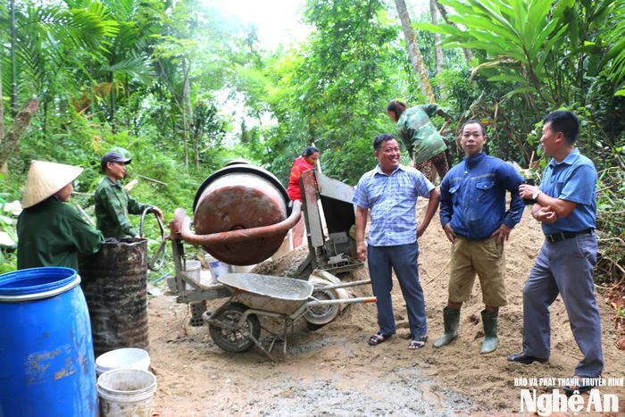 Cán bộ bản Na Cày xã Tiền Phong kiểm tra công tác làm đường giao thông nông thôn. Ảnh: KL