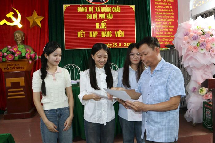Chi bộ Phú Hậu kết nạp 3 đảng viên trẻ trong tháng 8 năm 2025. Ảnh: KL