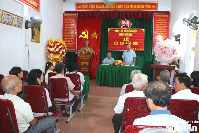 Chi bộ xóm Phú Hậu, xã Quảng Châu sinh hoạt định kỳ tháng 8. Ảnh: KL