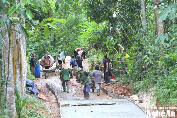 Người dân bản Na Cày, xã Tiền Phong làm đường giao thông nông thôn. Ảnh: KL