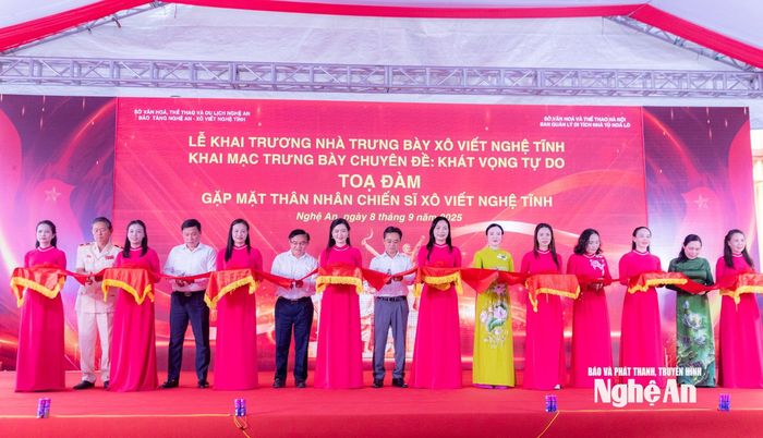 Các đại biểu cắt băng khai trương Nhà trưng bày Xô viết Nghệ Tĩnh và khai mạc trưng bày chuyên đề “Khát vọng tự do”. Ảnh: Minh Quân