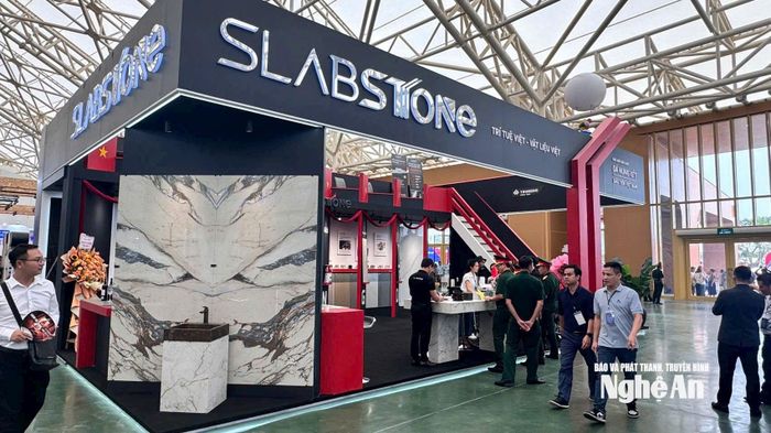 Sản phẩm đá nung kết Slabstone của Công ty CP Trung Đô là sản phẩm tiêu biểu, đại diện cho tỉnh Nghệ An dự triển lãm thành tựu 80 năm thành lập nước tại Hà Nội. Ảnh: C.T.V cung cấp