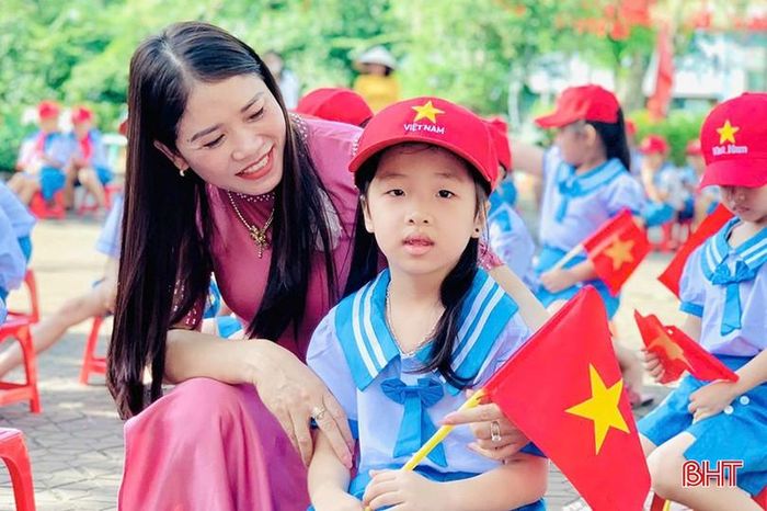  Sự ân cần động viên, đồng hành của cha mẹ, thầy cô sẽ giúp các em học sinh vững vàng tâm thế bước vào năm học mới. 