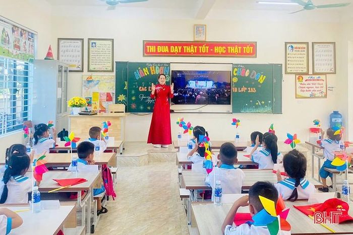  Bước vào năm học mới, học sinh mang theo khát vọng, phụ huynh mang theo tình thương, thầy cô mang theo trách nhiệm. 