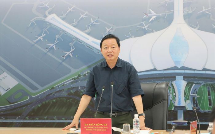 Phó Thủ tướng Trần Hồng Hà yêu cầu các đơn vị phải kiên quyết giữ nguyên đường găng tiến độ theo đúng chỉ đạo là 19/12/2025 khánh thành dự án sân bay Long Thành