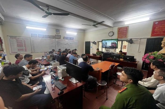 Lực lượng chức năng trực tiếp hướng dẫn các cơ sở thực hành các thao tác nhập trường dữ liệu vào phần mềm qua các thiết bị máy tính, điện thoại thông minh. (Nguồn: Công an thành phố Hà Nội)