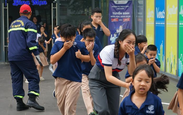 Học sinh được cán bộ Đội Cảnh sát PCCC và CNCH khu vực 4 hướng dẫn thoát nạn khi tham gia thực tập phương án tại Trường quốc tế học viện Anh quốc Ukacademy.
