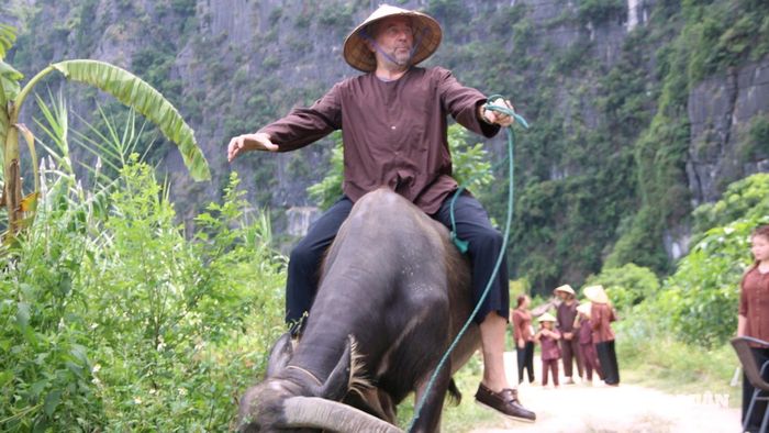 Tại Hang Trâu, thuộc khu du lịch Tam Cốc – Bích Động, du khách không chỉ tham quan hang động mà còn được tận hưởng cảm giác ngồi trên lưng trâu, dạo quanh cánh đồng lúa bát ngát.