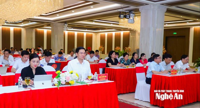 Đồng chí Hoàng Nghĩa Hiếu - Phó Bí thư Thường trực Tỉnh ủy, Chủ tịch HĐND tỉnh và lãnh đạo các cơ quan tham mưu, giúp việc của Tỉnh ủy dự hội nghị. Ảnh: Thành Duy