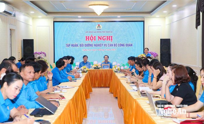 Ông Kha Văn Tám - Chủ tịch Liên đoàn Lao động tỉnh và ông Nguyễn Chí Công - Phó Chủ tịch Liên đoàn Lao động tỉnh đồng chủ trì hội nghị. Ảnh: Diệp Thanh