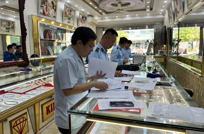 Tổ chức thanh tra việc chấp hành pháp luật của các doanh nghiệp kinh doanh vàng.