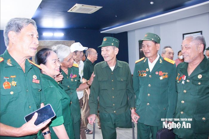 Các cựu chiến binh gặp gỡ, tìm hiểu cuộc sống hôm nay của đồng đội. Ảnh: Mai Hoa