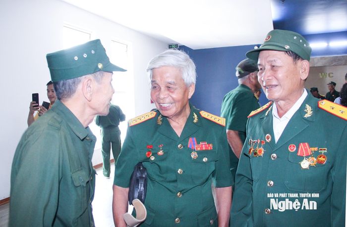 Các cựu chiến bi gặp gỡ, trao đổi về cuộc sống hôm nay. Ảnh: Mai Hoa