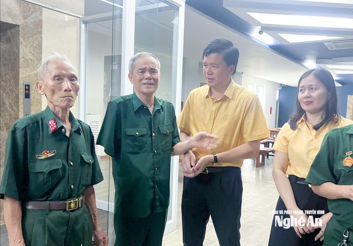 Lãnh đạo Ủy ban MTTQ Việt Nam tỉnh Nghệ An trao đổi với các cựu binh Thành Cổ. Ảnh: Mai Hoa