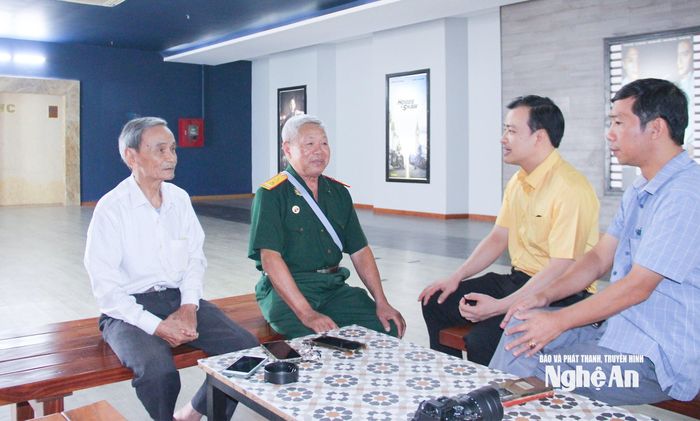 Các cực chiến binh: Phạm Ngọc Sơn (phường Thành Vinh) và Nguyễn Tất Triển (phường Trường Vinh) chia sẻ cuộc chiến khốc liệt 81 ngày đêm tại chiến dịch Thành cổ Quảng trị cho thế hệ trẻ. Ảnh: Mai Hoa
