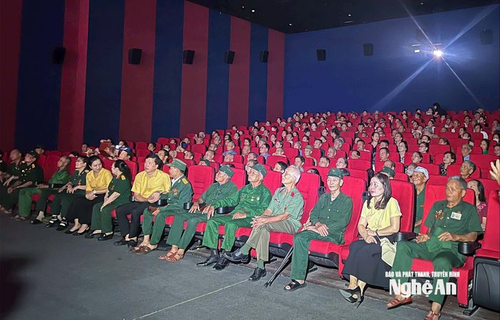 Các cựu chiến binh và cán bộ Mặt trận tỉnh tham gia xem phim "Mưa đỏ". Ảnh: Mai Hoa