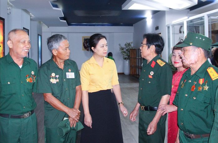 Các bác cựu chiến binh trao đổi với cán bộ Mặt trận tỉnh về những năm tháng tuổi trẻ cống hiến cho Tổ quốc. Ảnh: Mai Hoa