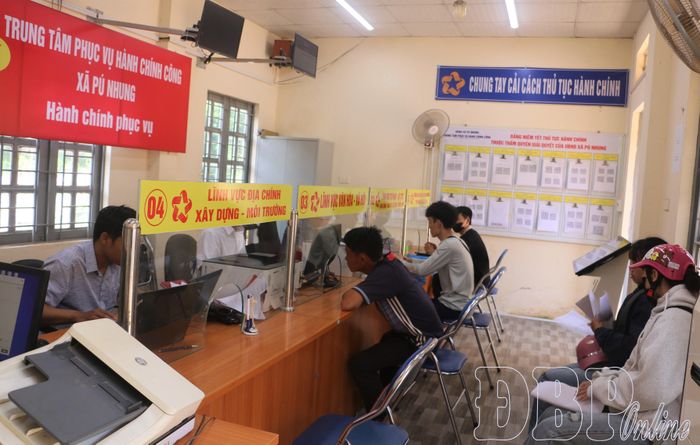 Cán bộ Trung tâm Phục vụ hành chính công xã Pú Nhung giải quyết TTHC cho người dân.
