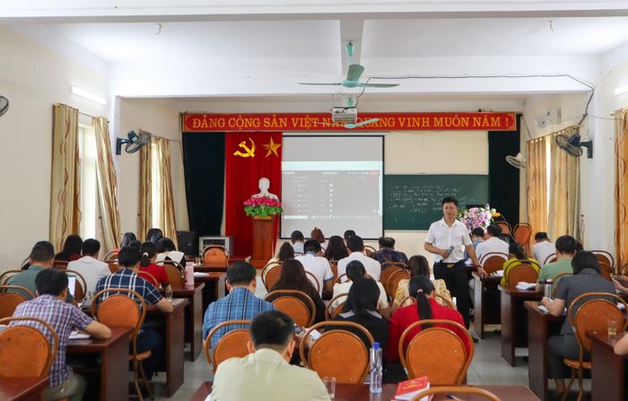 Giảng viên Trường Chính trị tỉnh Lai Châu ứng dụng chuyển đổi số vào công tác giảng dạy.