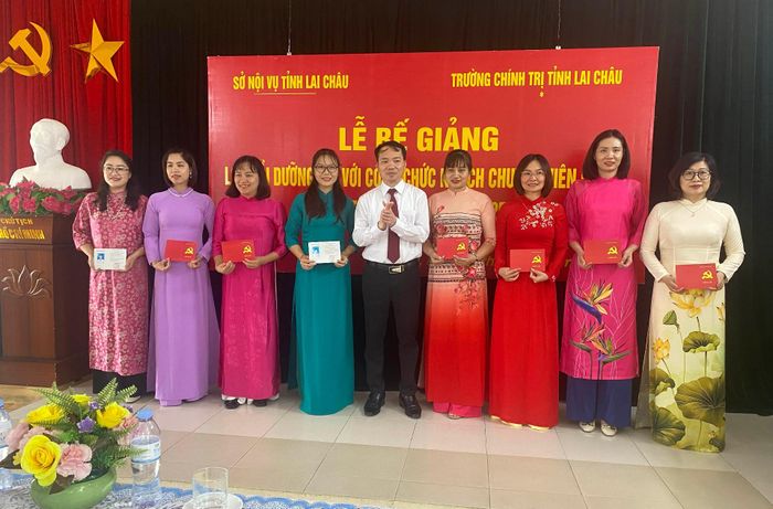 Đồng chí Lê Chí Công - Hiệu trưởng Trường Chính trị tỉnh trao chứng chỉ cho các học viên lớp Bồi dưỡng đối với ngạch chuyên viên chính và tương đương năm 2025.