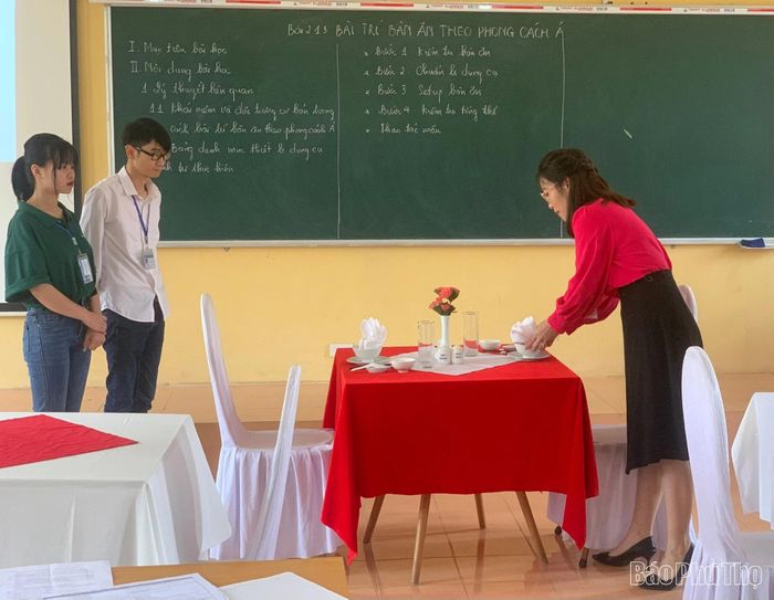 Nhà trường đào tạo theo hướng “thực học - thực hành - thực nghiệp”.