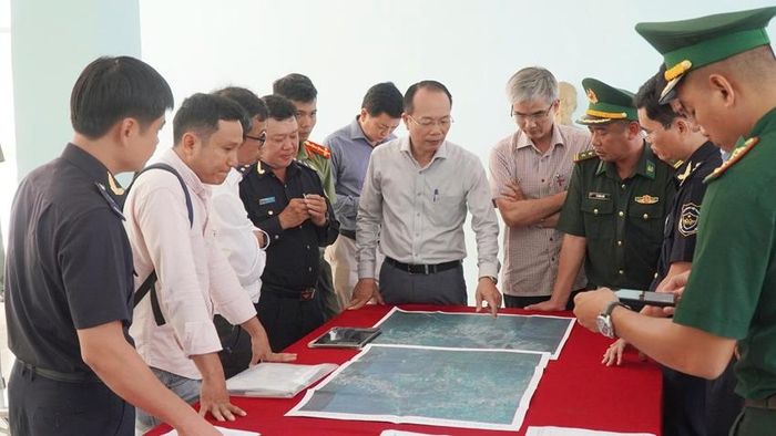 Phó Chủ tịch UBND thành phố Phan Quý Phương khảo sát xác định lại phạm vi địa bàn hoạt động hải quan tại cửa khẩu A Đớt 