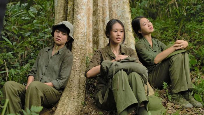 "Bình minh đỏ" được hai đạo diễn Nguyễn Thanh Vân và Trần Chí Thành dựng từ kịch bản của Nguyễn Thị Minh Nguyệt. Nội dung lấy cảm hứng từ những chiến công và gương chiến đấu anh dũng của trung đội nữ lái xe đầu tiên trên tuyến đường Trường Sơn.