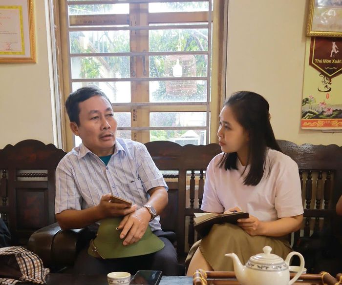 Bí thư Chi bộ thôn Bướm, xã Phúc Thọ Khuất Hữu Khôi trao đổi với phóng viên Báo Hànôịmới.
