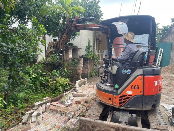 Phương tiện giải tỏa khu vực hiến đất của nhân dân thôn Bướm, Phúc Thọ. Ảnh: Xã Phúc Thọ