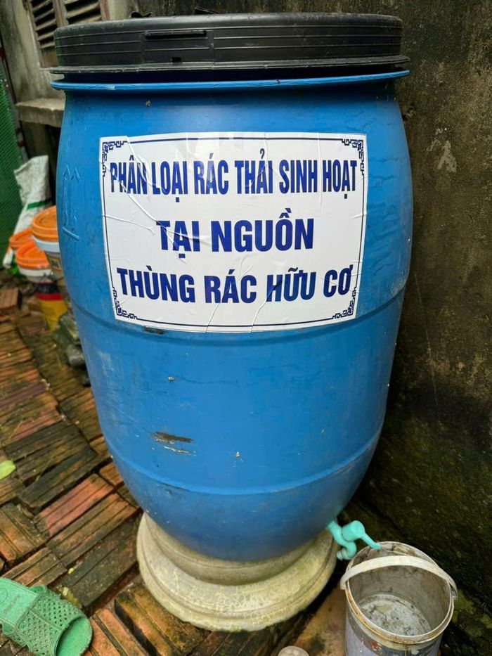 Mô hình sử dụng thùng rác thông minh và phân loại rác thải tại nguồn tại thôn An Hiền. Ảnh: Quang Huy