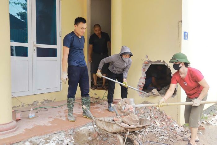 Nhân dân thôn Bướm, xã Phúc Thọ phá dỡ công trình để hiến đất. Ảnh: Nguyễn Mai