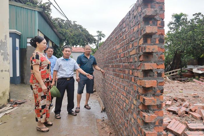 Gia đình bà Nguyễn Thị Xuyên, ngõ 3, thôn Bướm, xã Phúc Thọ tự nguyện phá dỡ tường rào và cổng để hiến đất làm đường. Ảnh: Nguyễn Mai