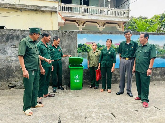 Mô hình sử dụng thùng rác thông minh và phân loại rác thải tại nguồn tại thôn An Hiền. Ảnh: Quang Huy