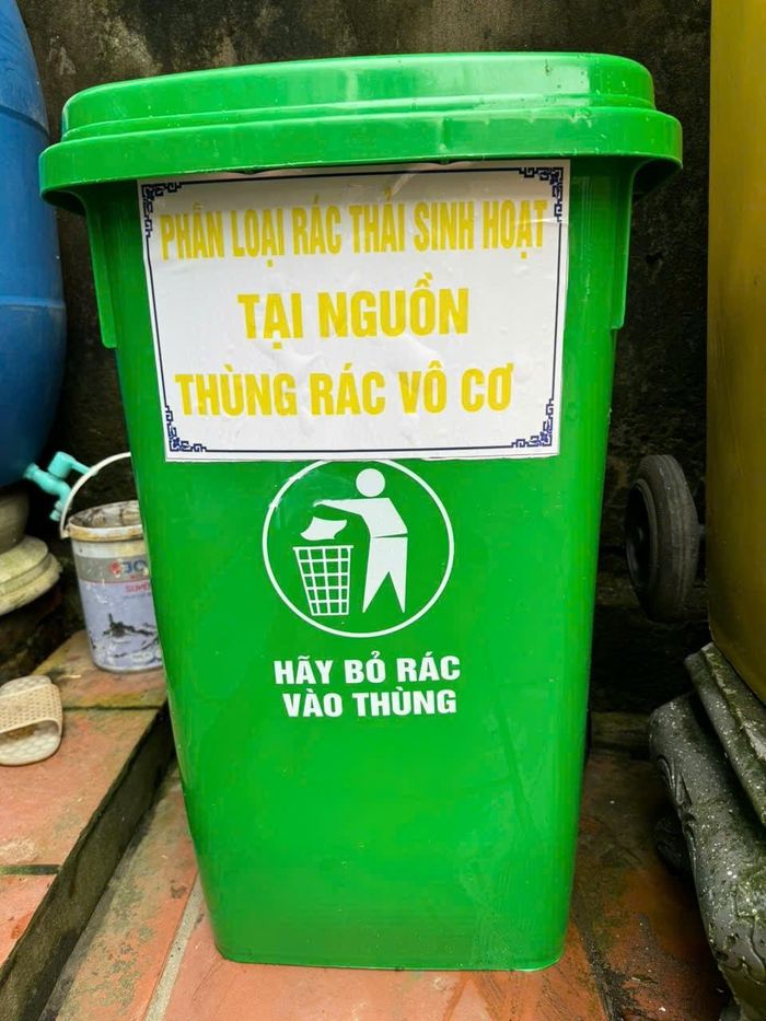 Mô hình sử dụng thùng rác thông minh và phân loại rác thải tại nguồn. Ảnh: Quang Huy