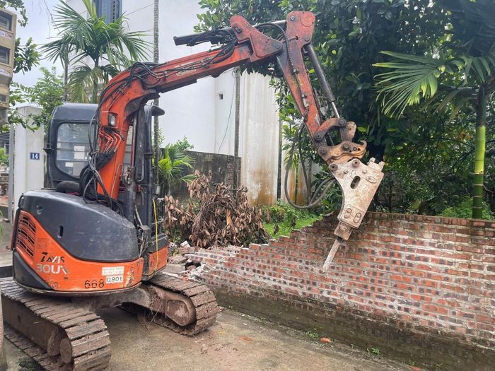 Phương tiện giải tỏa khu vực hiến đất của nhân dân thôn Bướm, Phúc Thọ. Ảnh: Xã Phúc Thọ
