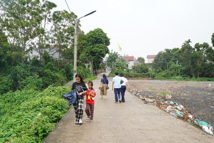 Công trình đường từ cuối làng ra nghĩa trang hiện nay đã hoàn thiện, khang trang, . Ảnh: Hữu Tiệp