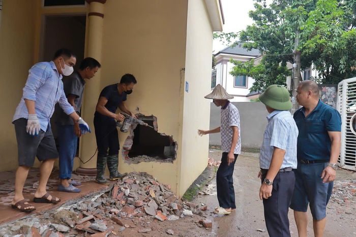 Nhân dân thôn Bướm, xã Phúc Thọ hiến đất làm đường. Ảnh: Nguyễn Mai