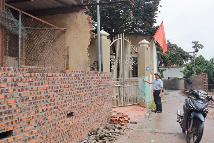 Ông Khuất Hữu Khôi, Bí thư Chi bộ thôn Bướm, xã Phúc Thọ giám sát khu vực hiến đất của nhân dân. Ảnh: Nguyễn Mai