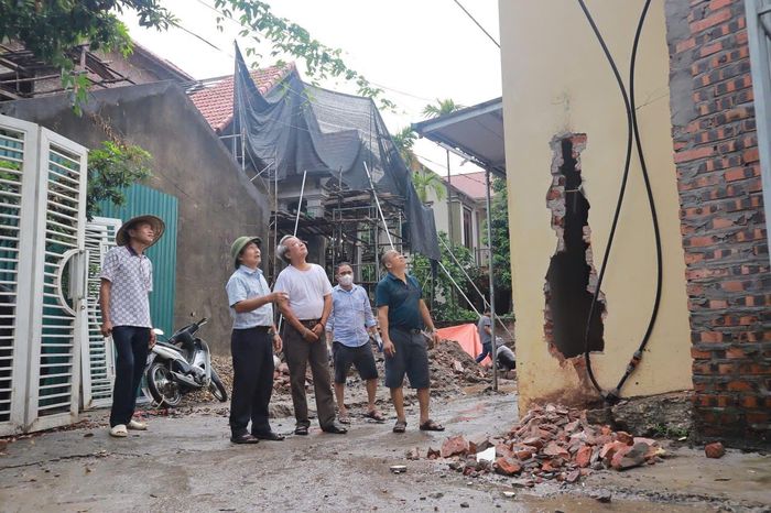 Nhân dân thôn Bướm, xã Phúc Thọ hiến đất làm đường. Ảnh: Nguyễn Mai