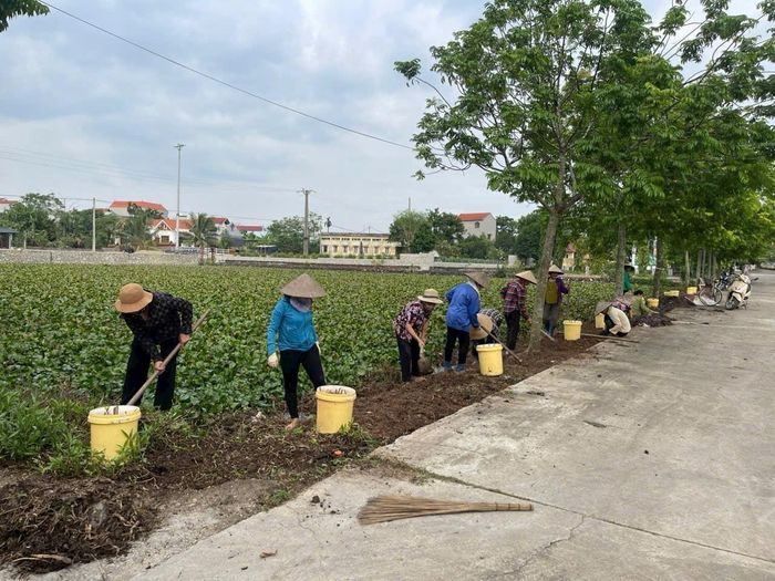 Người dân thôn An Hiền, xã Quảng Bị vệ sinh, dọn dẹp đường thôn phong quang, sạch đẹp. Ảnh: Quang Huy