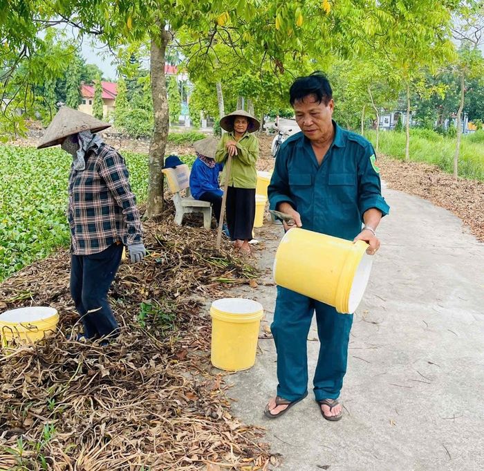 Với mô hình “đường hoa kiểu mẫu", ông Trần Quang Huy gần 8 năm tự nguyện chăm sóc đường hoa, không nhận thù lao. Ảnh: Quang Huy