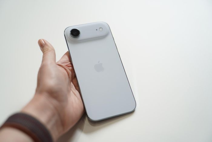  Khi ra mắt iPhone Air, CEO Tim Cook nhấn mạnh đây là mẫu máy có “thiết kế bền bỉ nhất từ trước tới nay”. Ông cho biết Apple tận dụng “từng khoảng trống nhỏ nhất còn lại” dành cho pin, hứa hẹn mang đến thời lượng sử dụng ấn tượng. Ảnh: The Verge. 