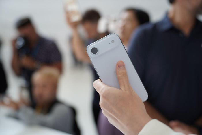  Bên trong, iPhone Air được trang bị pin mật độ cao. Apple không nêu rõ dung lượng hay công nghệ cụ thể. Với mức 5,6 mm, thiết bị mỏng hơn 0,2 mm so với Galaxy S25 Edge. Táo khuyết nhấn mạnh iPhone Air là chiếc máy siêu mỏng với "tiêu chuẩn" Pro. Ảnh: The Verge. 