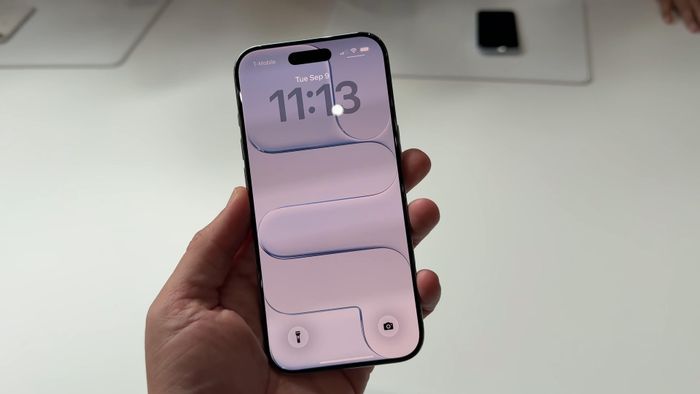  Thiết kế siêu mỏng cũng dẫn đến việc iPhone Air là smartphone Apple đầu tiên không có khe SIM trên mọi phiên bản, chỉ có lựa chọn eSIM trên tất cả thị trường. So với bản thường, iPhone Air có ít màu để chọn hơn. Đổi lại, hãng tạo ra nhiều phụ kiện như dây đeo Crossbody Strap, pin dự phòng MagSafe... Ảnh: @RafaelZeier/YouTube. 