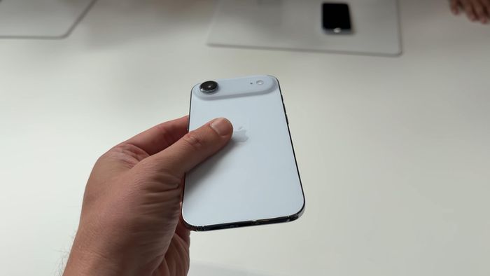  Vẫn còn nhiều điều chưa sáng tỏ về iPhone Air. Apple khẳng định thiết bị có độ bền cao (nhờ khung titan) và thời lượng pin “dùng cả ngày”, những yếu tố cần trải nghiệm thực tế. Dù vậy, đây vẫn là điểm nhấn trong dòng iPhone 2025 cùng iPhone 17 tiêu chuẩn, iPhone 17 Pro và 17 Pro Max. Ảnh: @RafaelZeier/YouTube. 
