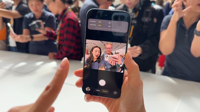  iPhone Air có giá 32 triệu đồng tại Việt Nam cho bộ nhớ 256 GB, lên kệ từ ngày 19/9 với các màu đen, trắng, vàng nhạt và xanh dương. Tại Mỹ, thiết bị có giá 1.000 USD. Ảnh: @RafaelZeier/YouTube. 