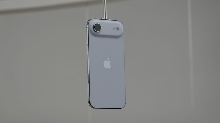  Tuy sở hữu thiết kế siêu mỏng, iPhone Air không đánh đổi quá nhiều tính năng khi vẫn trang bị màn hình 6,5 inch với ProMotion, lớp phủ Ceramic Shield 2 ở mặt trước/sau, bên cạnh chip xử lý A19 Pro. Ảnh: 9to5Mac. 