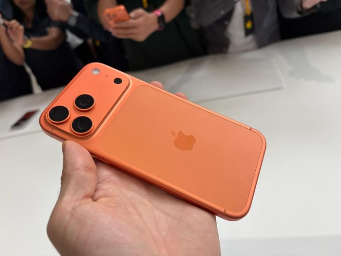  Trái với các tông nhạt quen thuộc của thế hệ trước, iPhone 17 Pro sở hữu sắc thái đậm và nổi bật hơn. Điểm khác biệt lớn hơn nằm ở mặt lưng, nơi Apple áp dụng triết lý thiết kế hai tông màu. Ảnh: The Verge. 