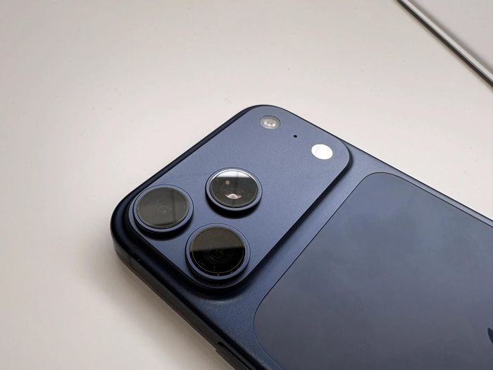  Cụm camera vẫn gồm 3 ống kính, nhưng đều được nâng cấp lên độ phân giải 48 MP. Apple cũng trang bị thêm camera selfie mới hỗ trợ tính năng Center Stage, cùng khả năng zoom quang học 8x. Ảnh: The Verge. 